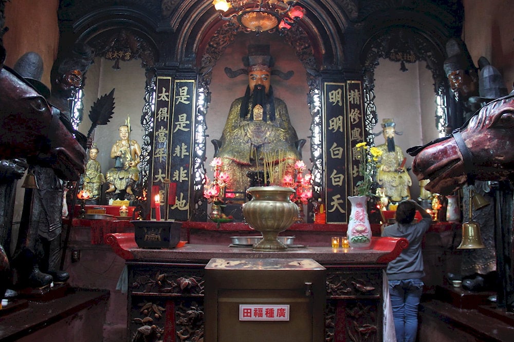 Điện thờ Ngọc Hoàng Thượng Đế nằm ở chính điện gian thờ chính